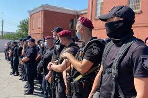До складу зведеного загону, зокрема, увійшли співробітники патрульної поліції, кінологи й вибухотехніки