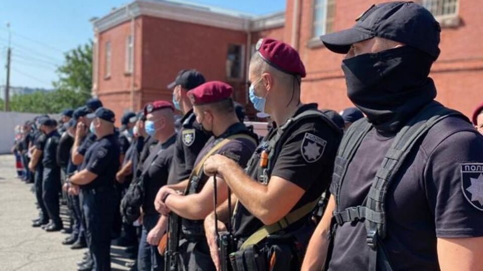 До складу зведеного загону, зокрема, увійшли співробітники патрульної поліції, кінологи й вибухотехніки