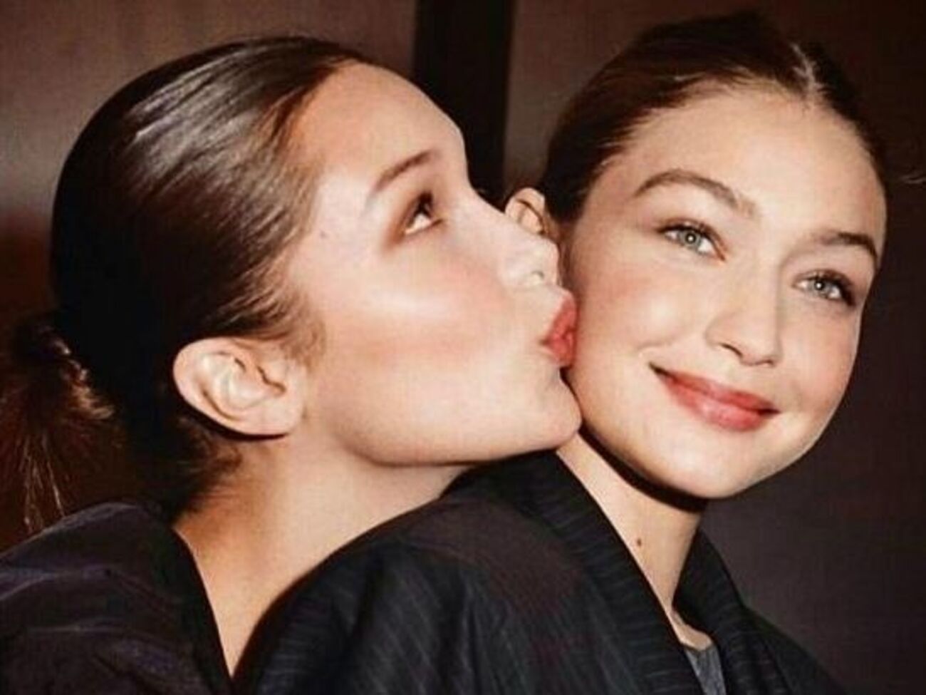 Разница в возрасте сестер составляет полтора года