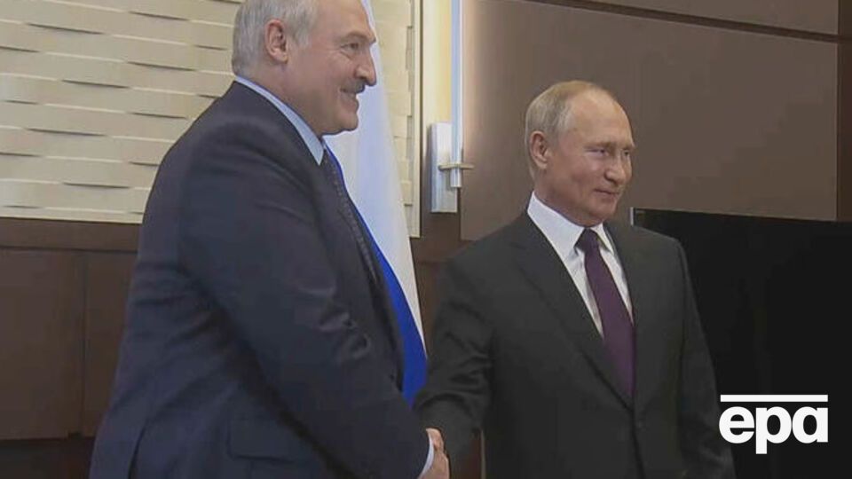 Пєсков зазначив, що Путін і Лукашенко постійно підтримують зв'язок