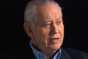 В 2012 году Фини отложил около $2 млн на пенсию для себя и жены, остальные деньги тайно пожертвовал