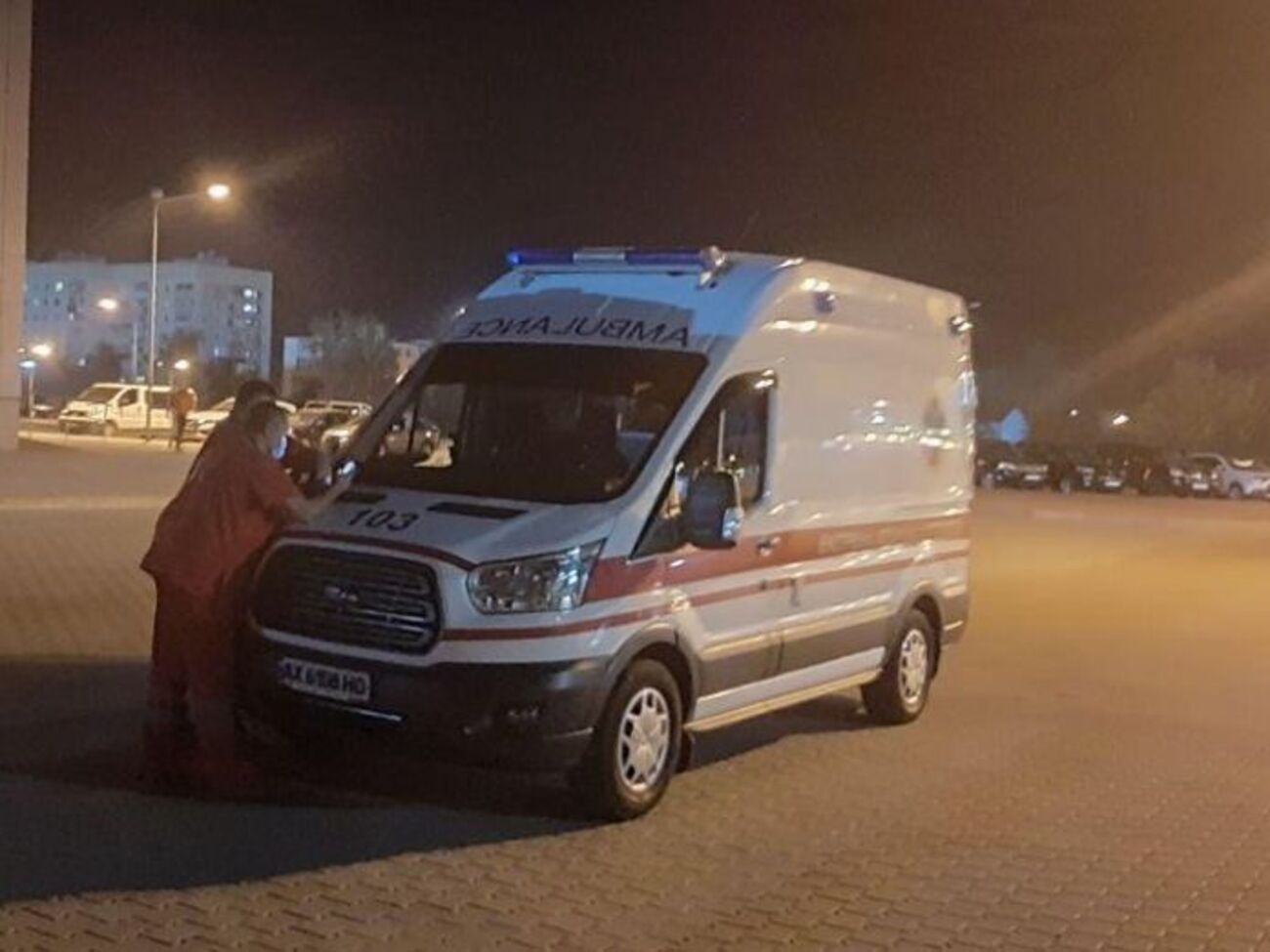 Машини "швидкої" прибувають до аеропорту "Харків"