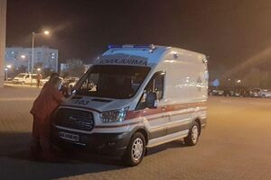 Машины скорой помощи прибывают к аэропорту Харьков