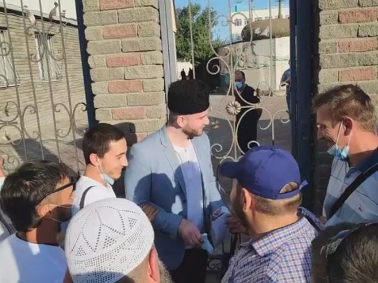 Аметов выходит из здания суда после оправдательного приговора