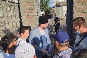 Аметов виходить із будівлі суду після виправдувального вироку