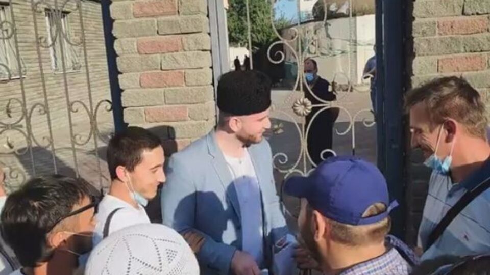 Аметов виходить із будівлі суду після виправдувального вироку