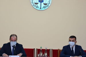 Петришина (справа) только в понедельник представили в новой должности