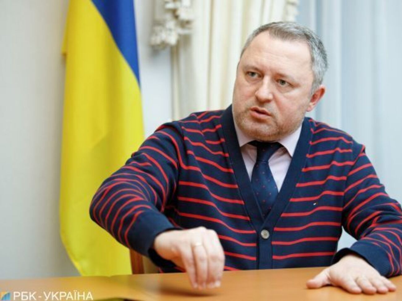До приходу в політику Костін працював адвокатом