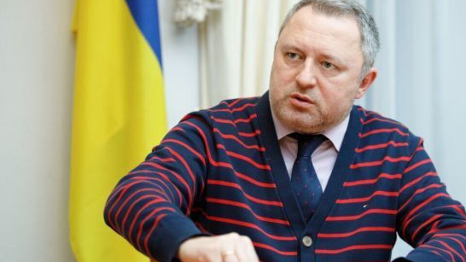 До приходу в політику Костін працював адвокатом