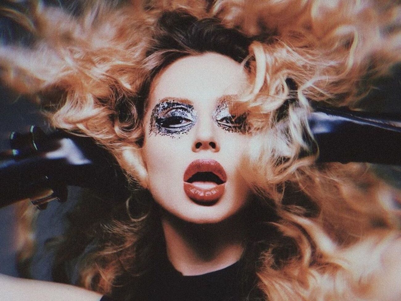 Loboda: Как хорошо этим вечером у моря; как легко и спокойно; вот если бы тебя еще рядом...