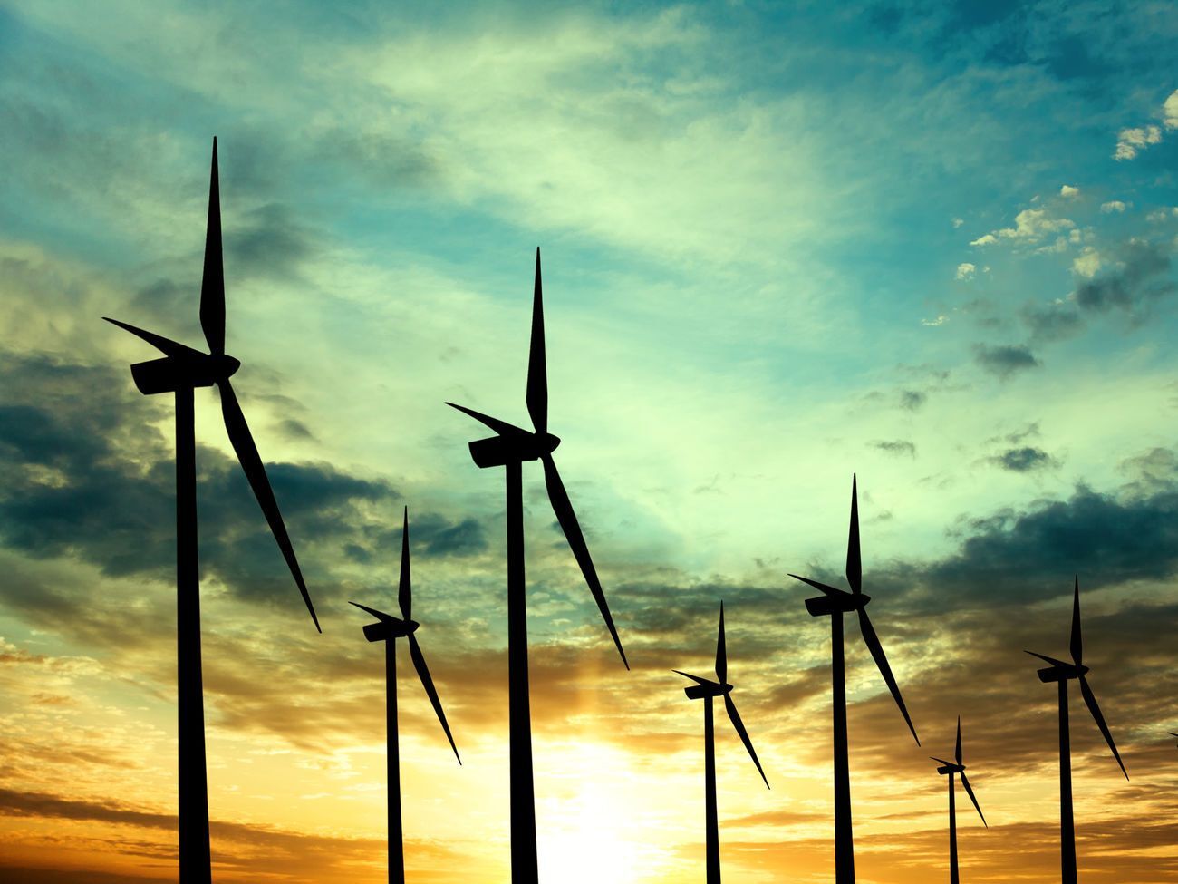 На рассмотрении Конституционного Суда находится представление 47 нардепов, которые хотят признать неконституционными ряд положений законов о "зеленом" тарифе