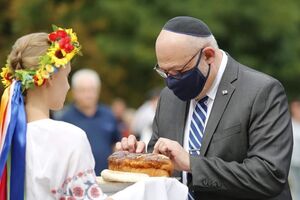 Лион: У них есть возможность выехать в Гомель, в Минск и оттуда вернуться в Израиль