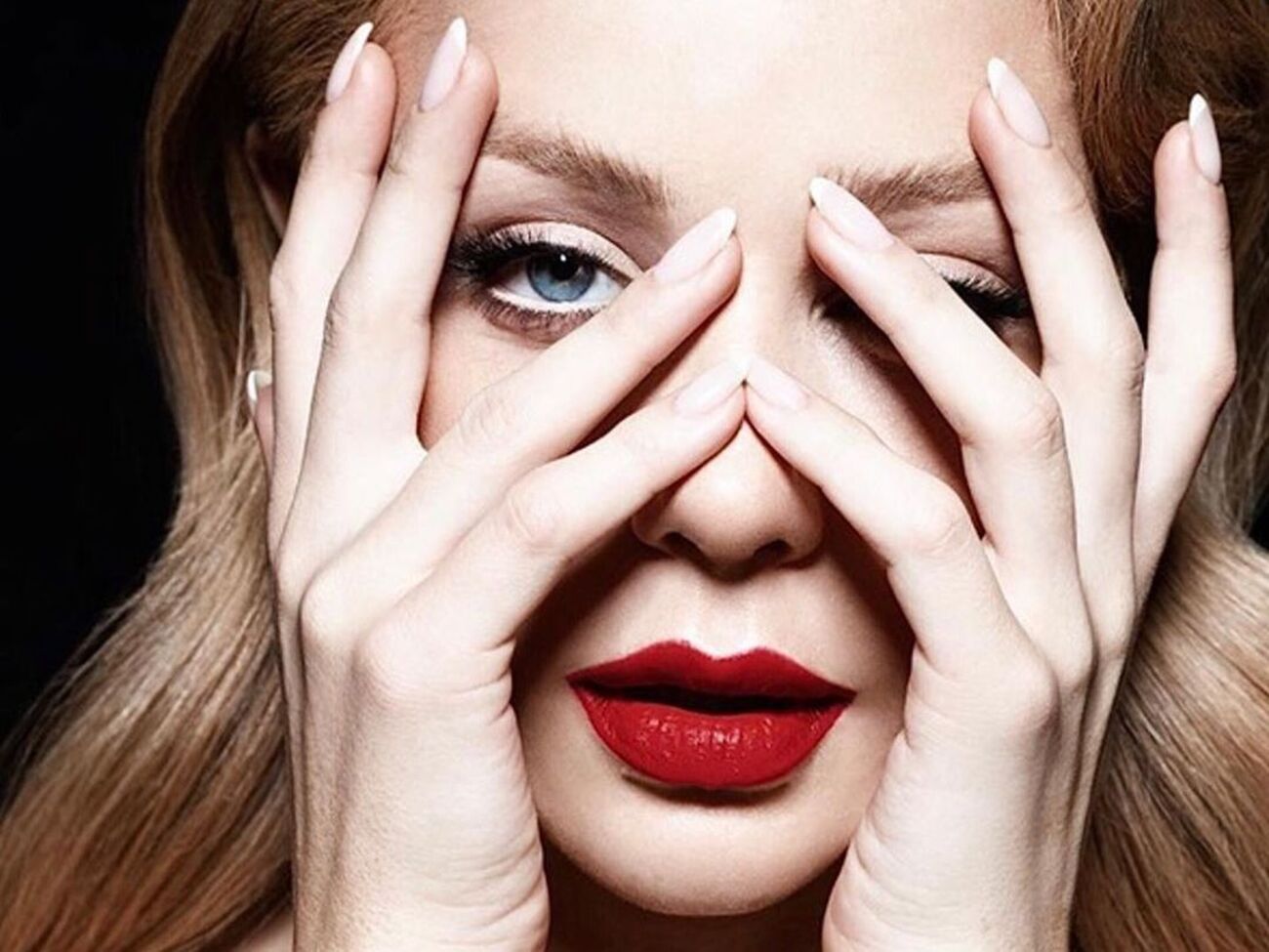 Тіна Кароль знялася у стилі ню