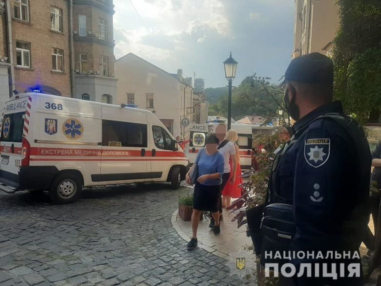 Полиция и пожарные проверяют место взрыва в ресторане на Андреевском спуске