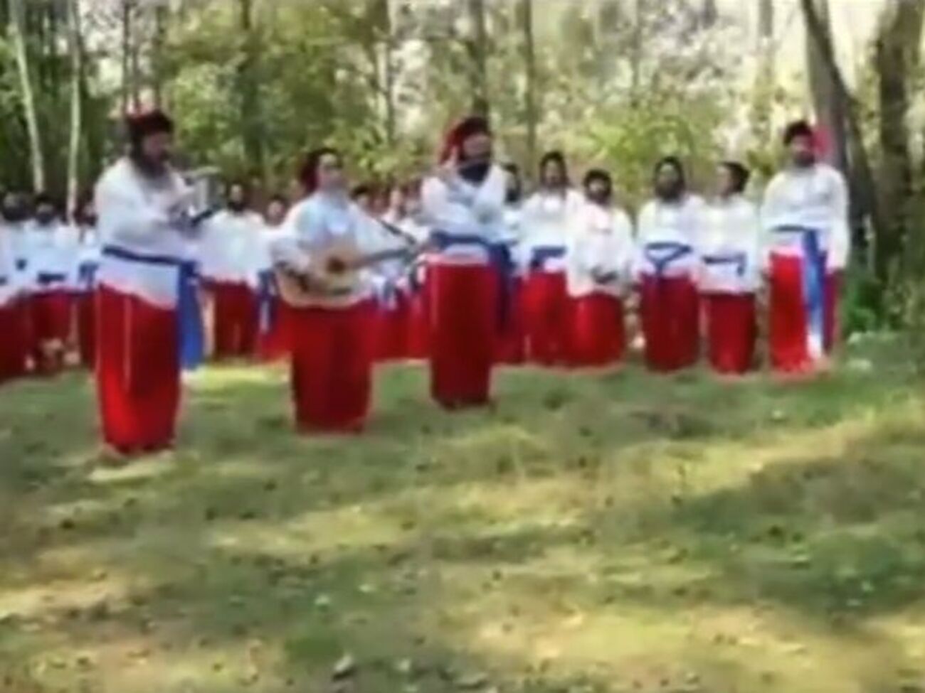 Хасиды спели гимн в украинских костюмах