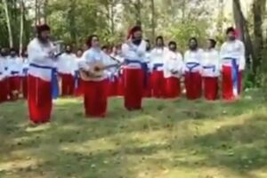 Хасиды спели гимн в украинских костюмах