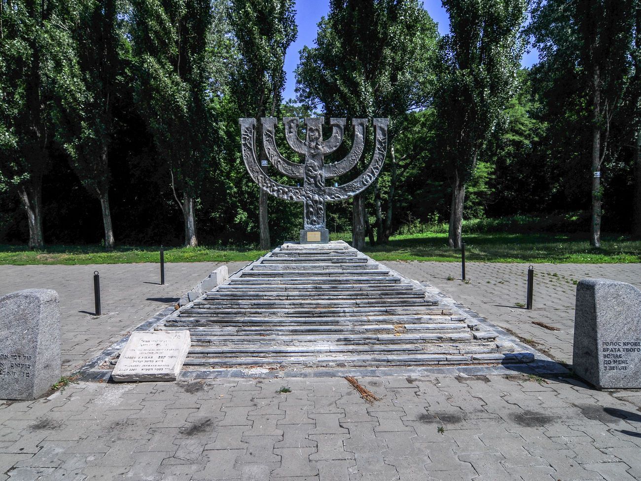 Під час Другої світової війни гітлерівські війська використовували урочище Бабин Яр як місце масових розстрілів мирного населення