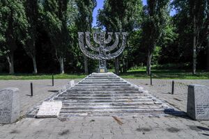 Під час Другої світової війни гітлерівські війська використовували урочище Бабин Яр як місце масових розстрілів мирного населення