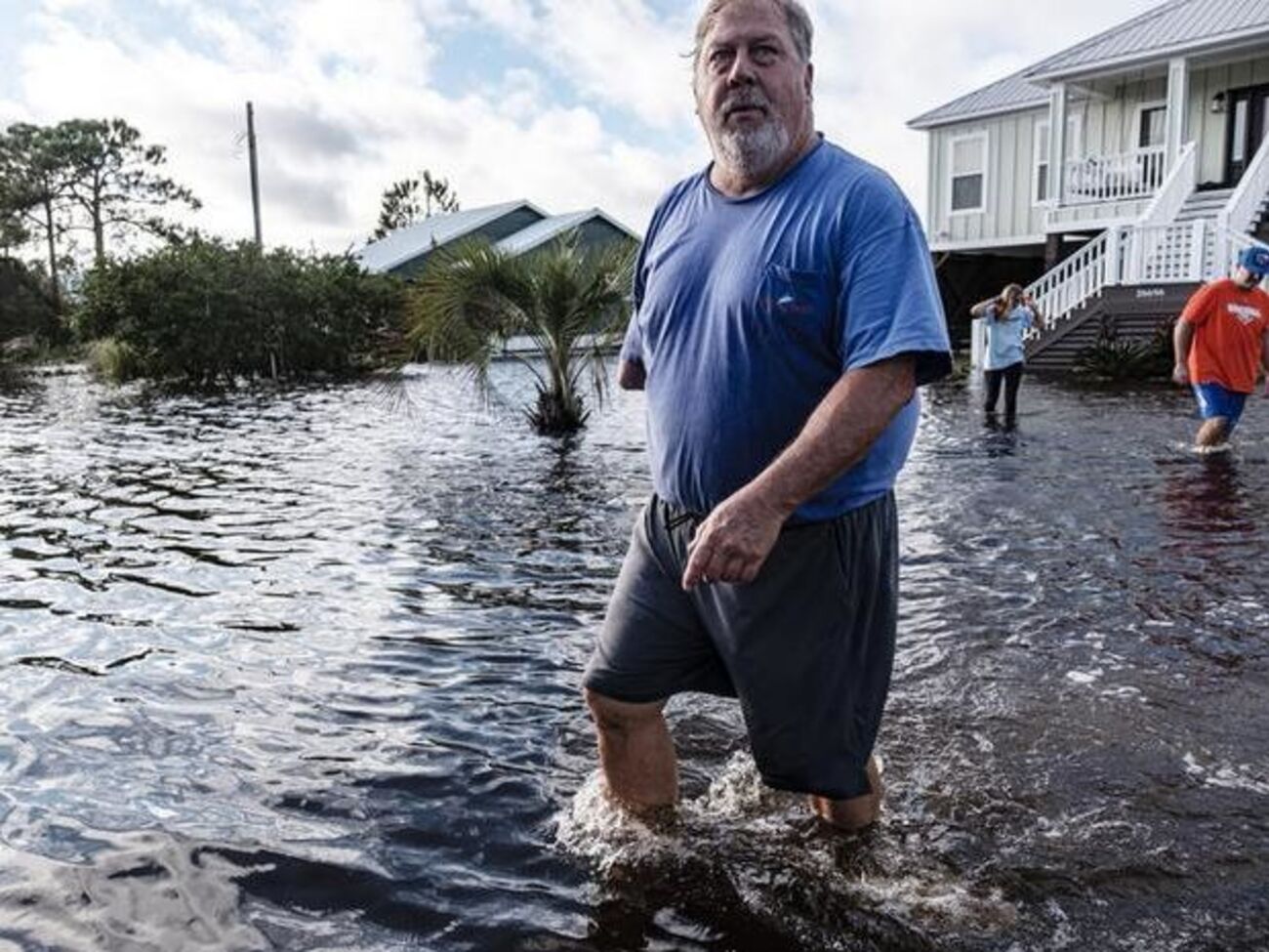 Ураган "Салли" в США сносил крыши и обрывал провода. Фоторепортаж
