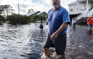 Ураган "Салли" в США сносил крыши и обрывал провода. Фоторепортаж