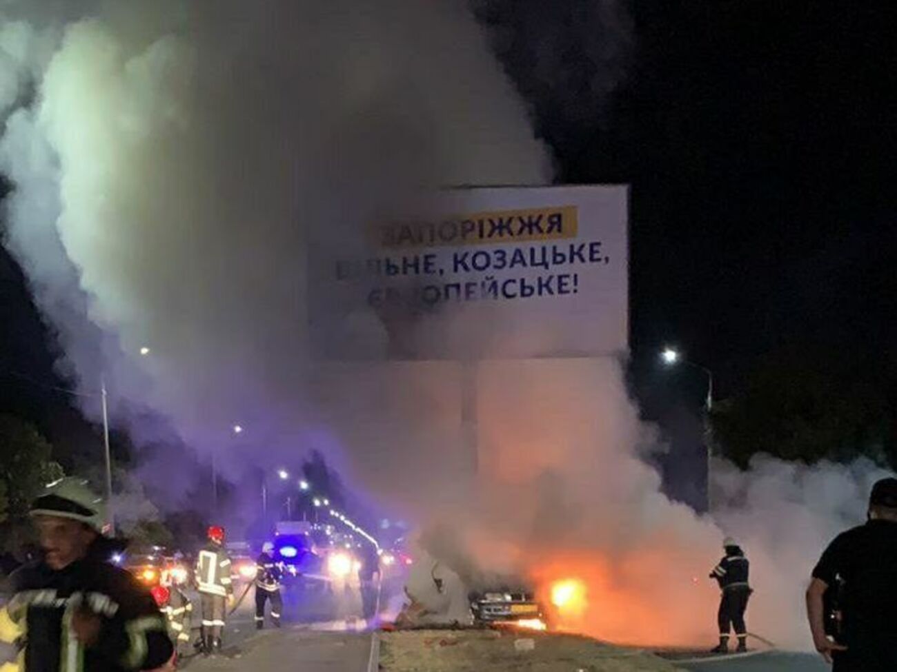 На місці ДТП працювали кілька бригад рятувальників, швидка допомога і поліція