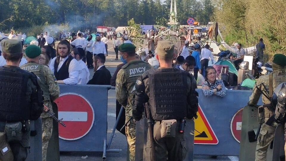 Поблизу пункту пропуску "Нові Яриловичі" залишається приблизно 600 людей
