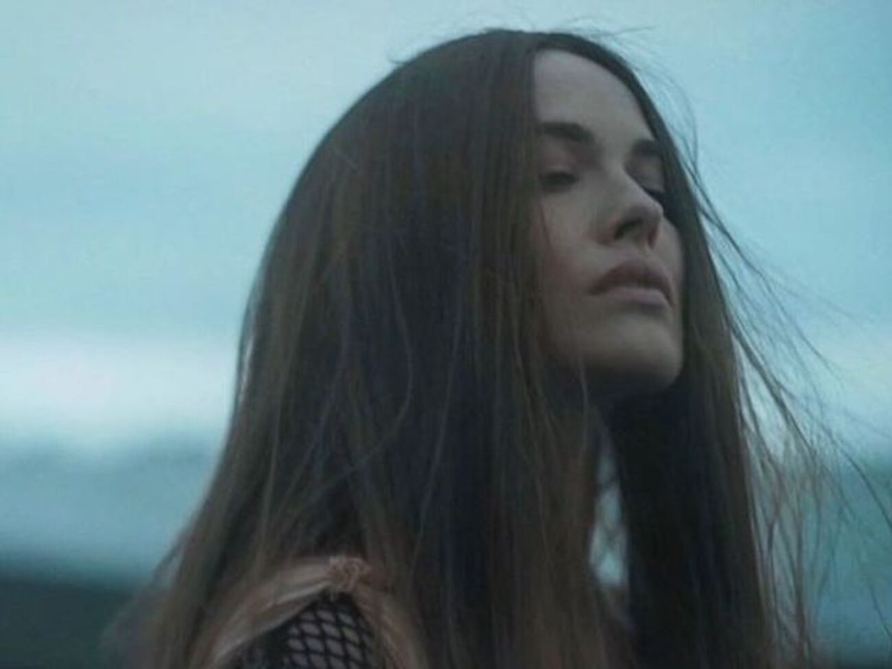 Астафьева:&nbsp;Белая рубашка, а хозяин далеко-далеко. Я лежу и прикасаюсь щекой к белой ткани. Ты знаешь, я скучаю