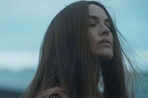 Астафьева: Белая рубашка, а хозяин далеко-далеко. Я лежу и прикасаюсь щекой к белой ткани. Ты знаешь, я скучаю