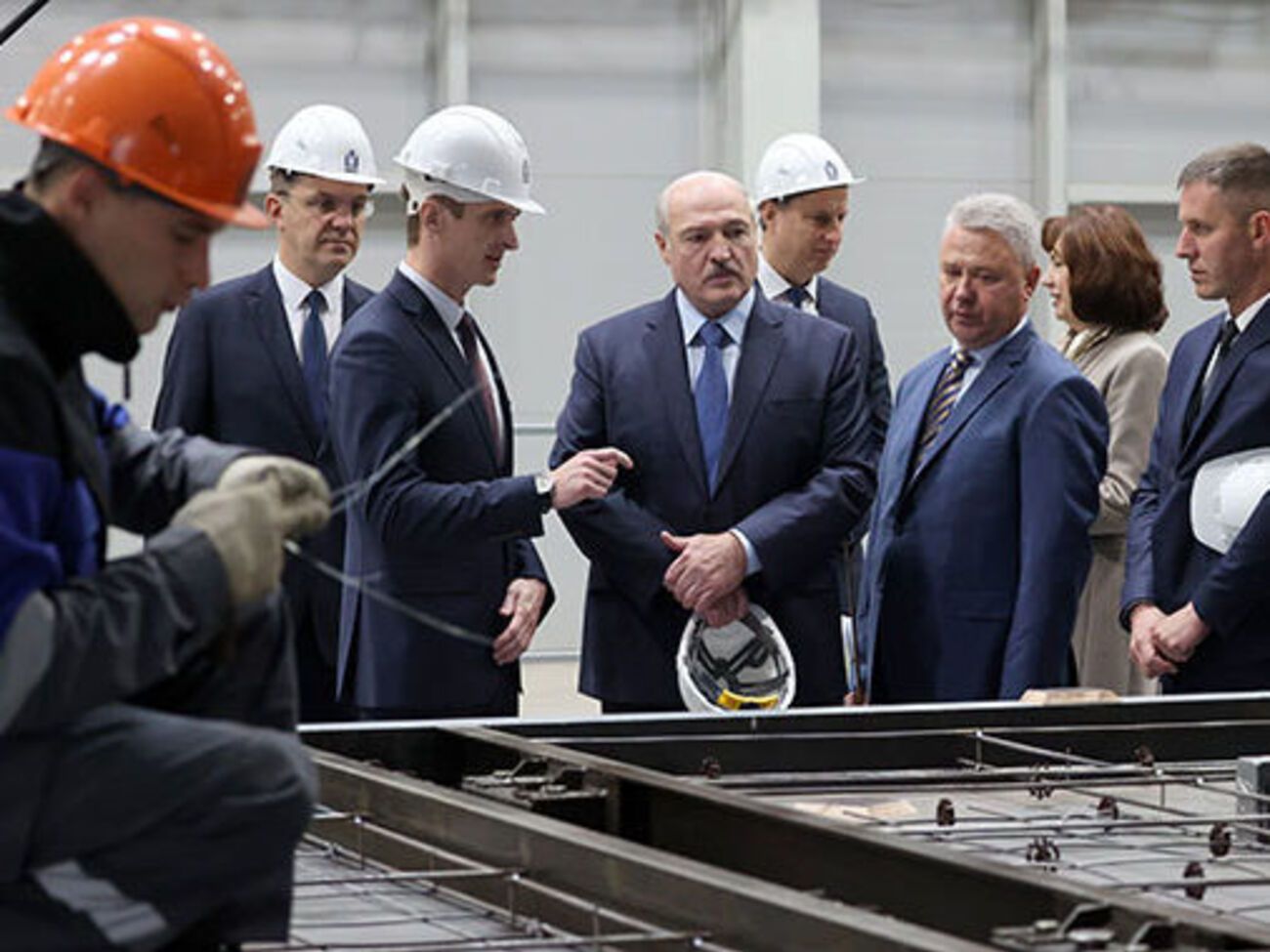 Лукашенко: Президент по закону не имеет права принимать подарки
