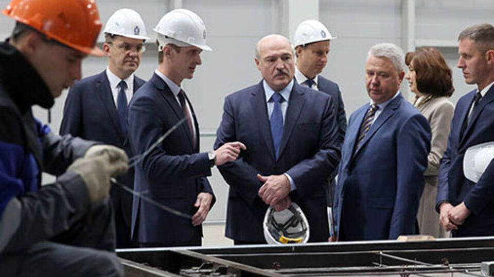 Лукашенко: Президент по закону не имеет права принимать подарки