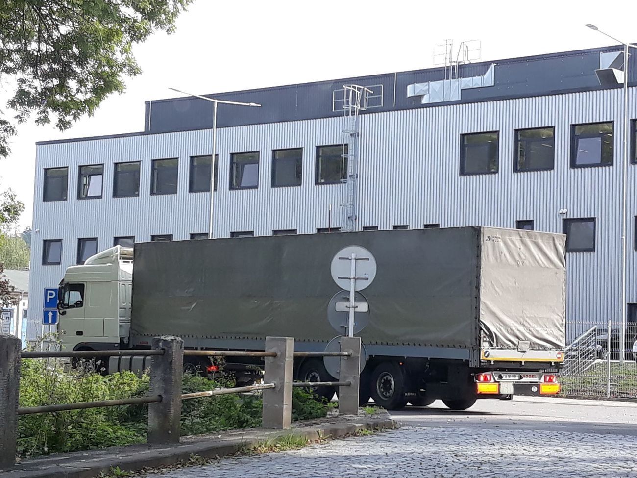 Грузовик с белорусскими номерами заметили рядом с оружейным заводом&nbsp;Zeveta Ammunition