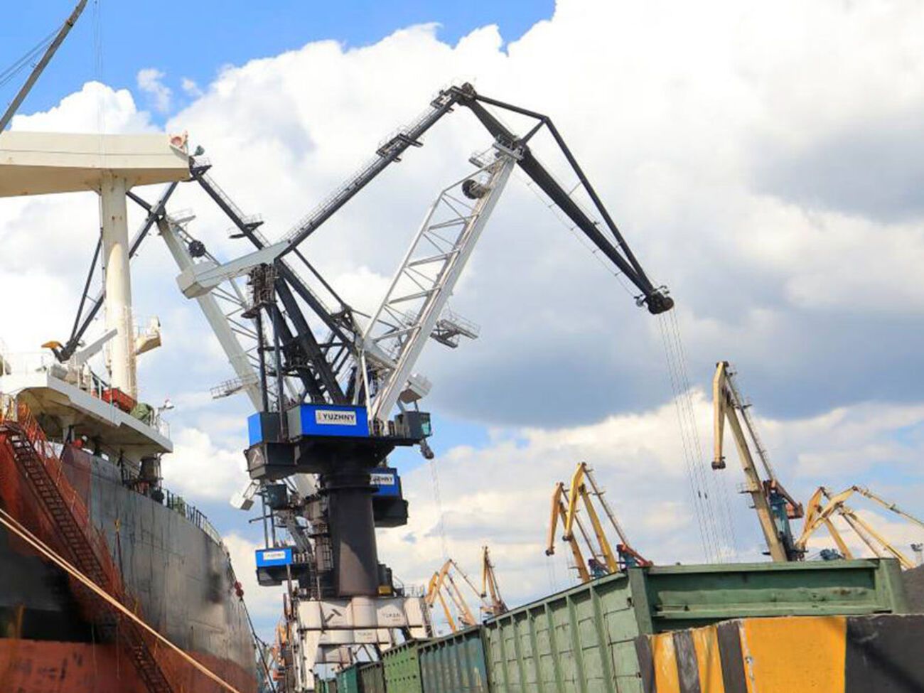 У зверненні йдеться про те, що робота буксира може наражати на небезпеку як порт і його працівників, так і населені пункти навколо нього