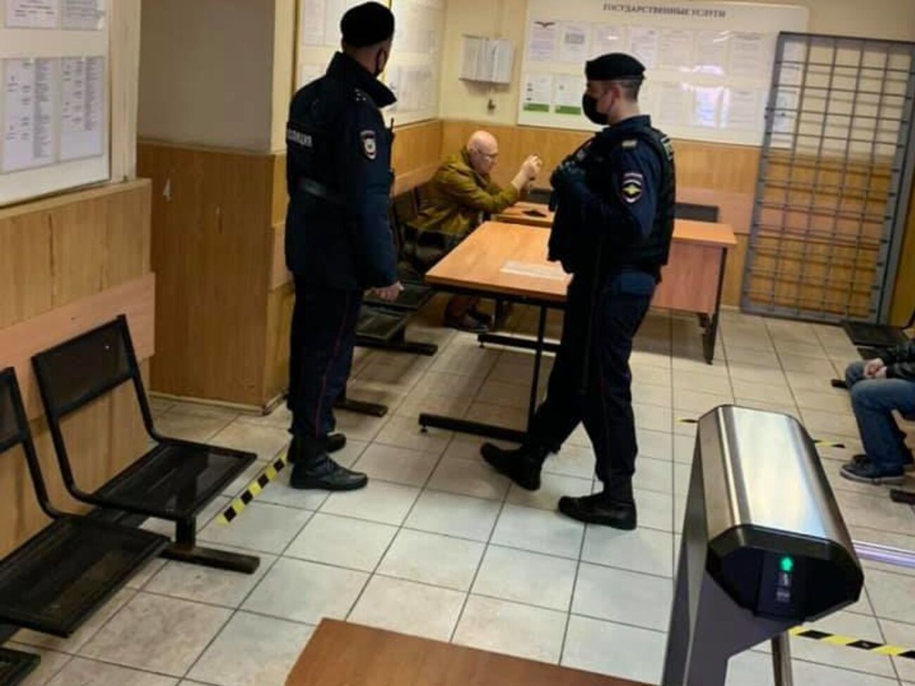 Соловья (сидит на заднем плане) доставили в ОВД "Тверское"