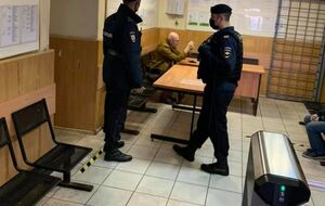 Соловья (сидит на заднем плане) доставили в ОВД "Тверское"