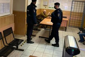 Соловья (сидит на заднем плане) доставили в ОВД "Тверское"