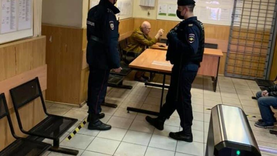 Соловья (сидит на заднем плане) доставили в ОВД "Тверское"