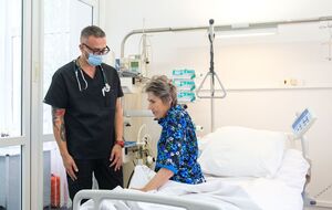 Женщина уже дышит самостоятельно