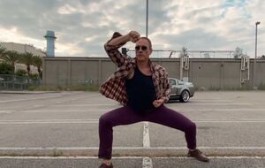 Ван Дамм в клипе устроил танцы на парковке