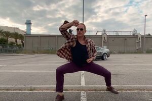 Ван Дамм у кліпі влаштував танці на парковці