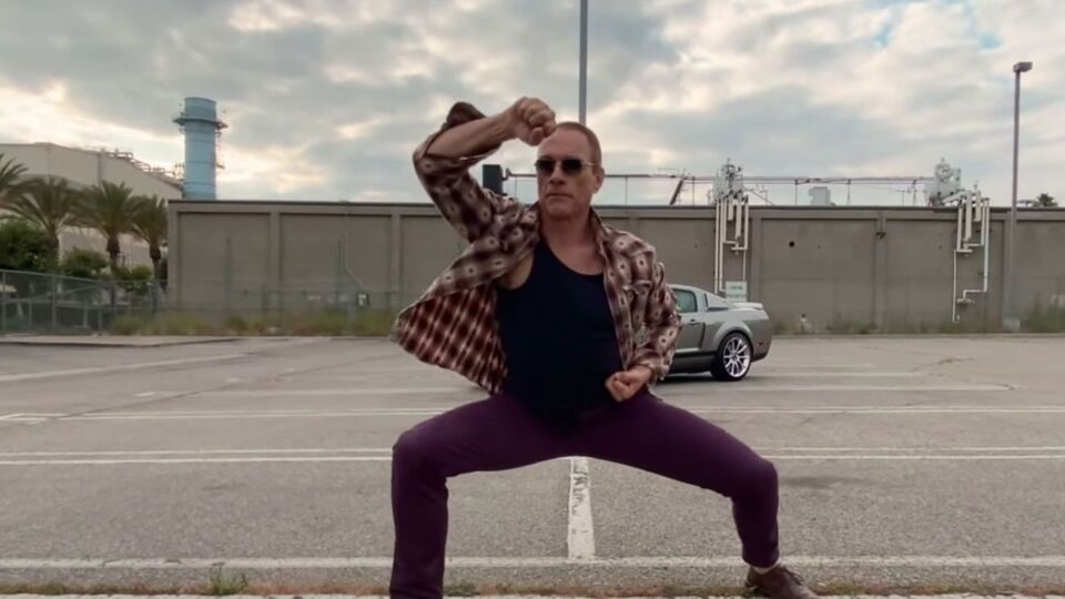 Ван Дамм у кліпі влаштував танці на парковці