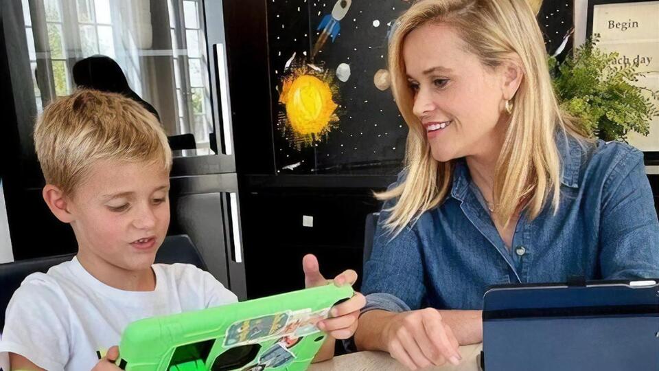 Син Візерспун вчиться дистанційно