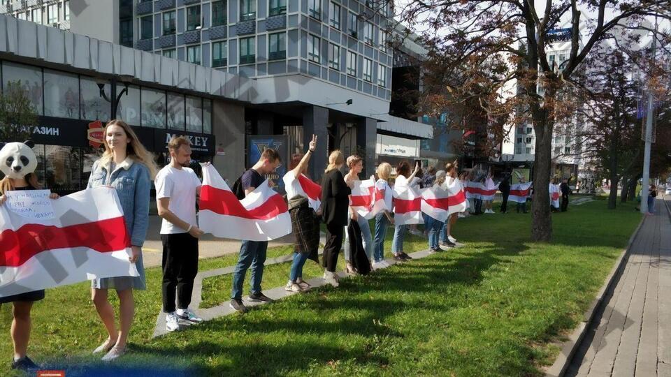 Активісти вийшли на акцію солідарності з компанією PandaDoc, де проводять обшуки