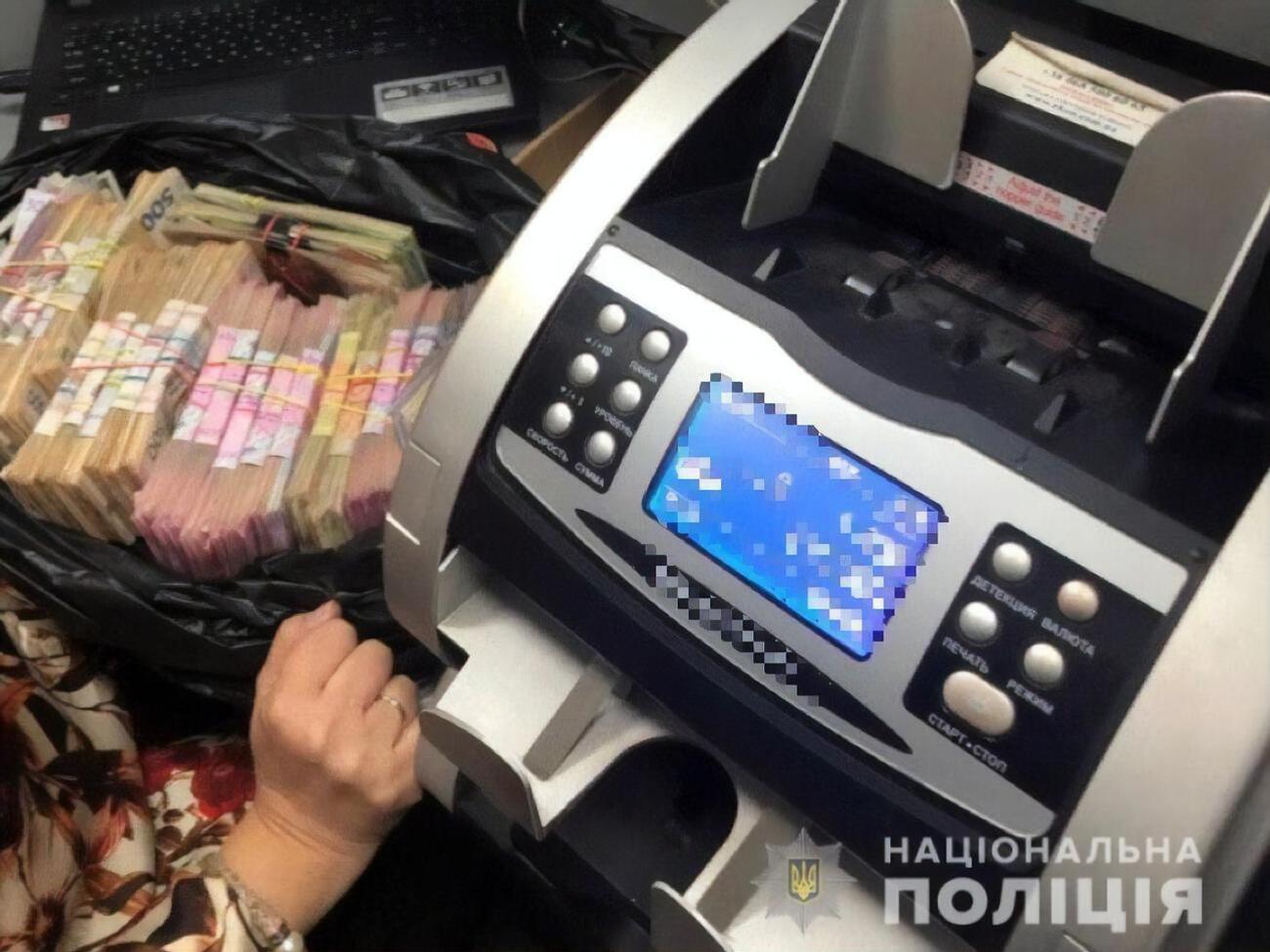 Поліція вилучила комп'ютери, мобільні телефони, банківські картки та 1 млн грн готівкою