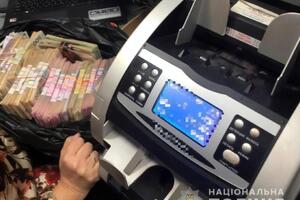 Поліція вилучила комп'ютери, мобільні телефони, банківські картки та 1 млн грн готівкою