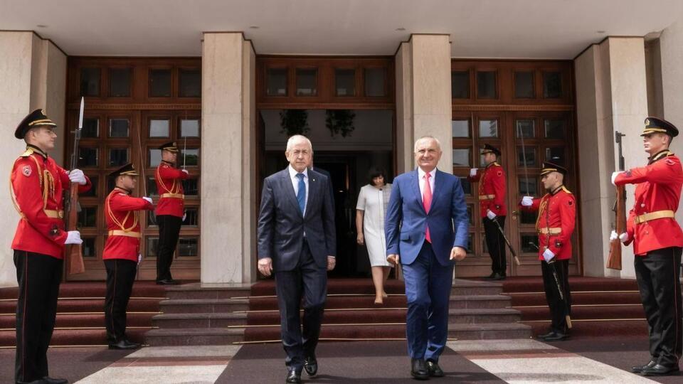 Президент Албании Мета (справа) принял первого посла Украины в этой стране Шкурова