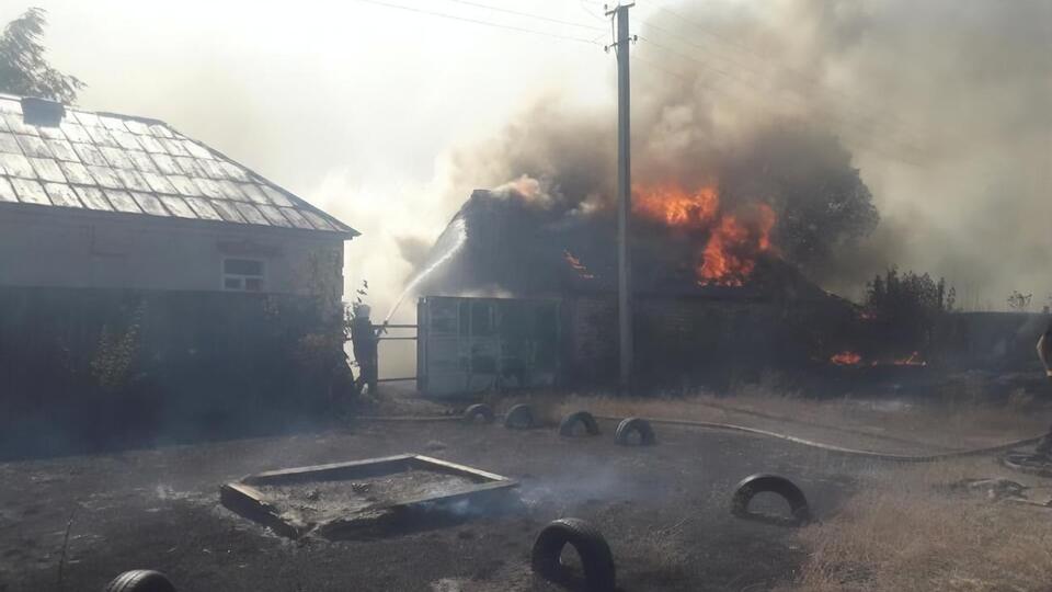 Через пориви вітру полум'я почало поширюватися на верхівки дерев і на будинки в селі Горобівка