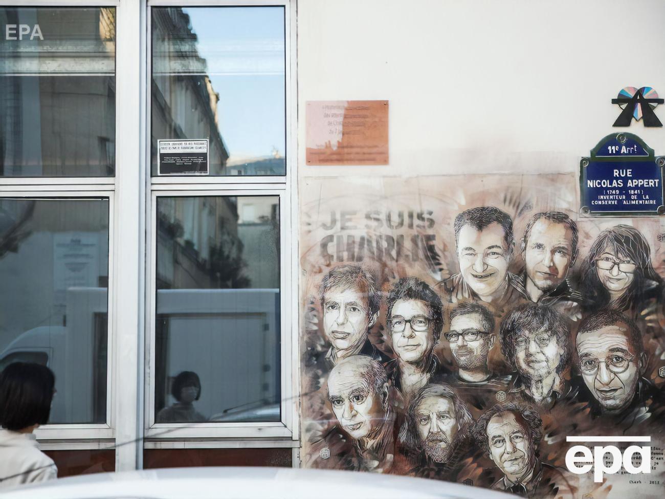 Портреты погибших сотрудников Charlie Hebdo на стене бывшего офиса журнала