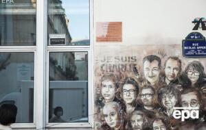 Портрети загиблих співробітників Charlie Hebdo на стіні колишнього офісу журналу
