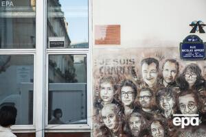 Портреты погибших сотрудников Charlie Hebdo на стене бывшего офиса журнала