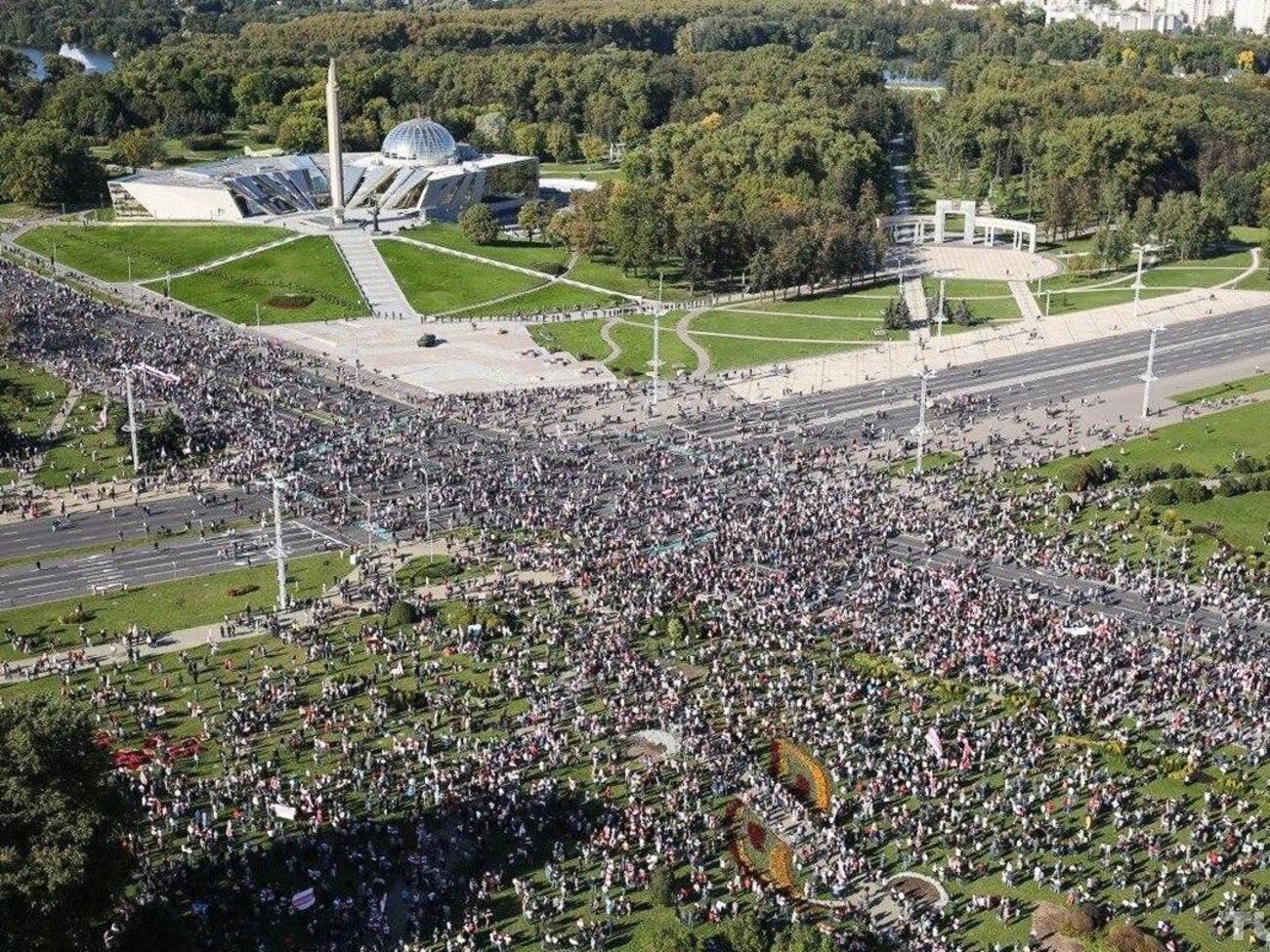 В протестах в центре Минска уже принимают участие десятки тысяч человек